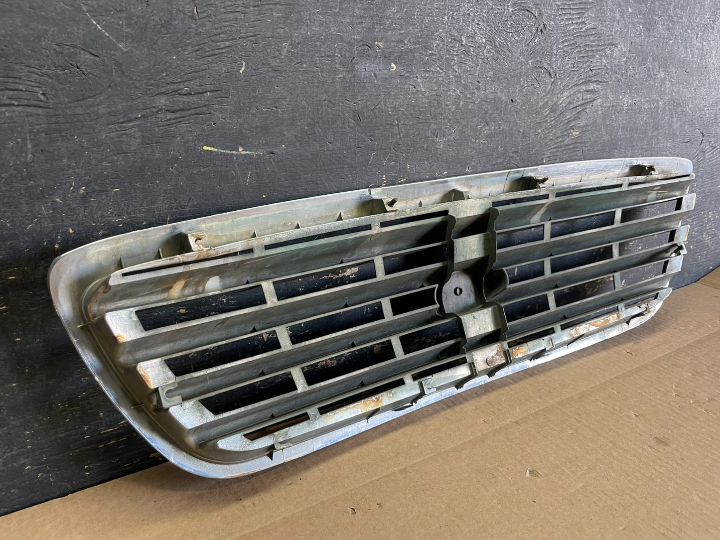 2001 to 2004 Kia Sedona Front Upper Grill Grille OEM AB3020 DG4