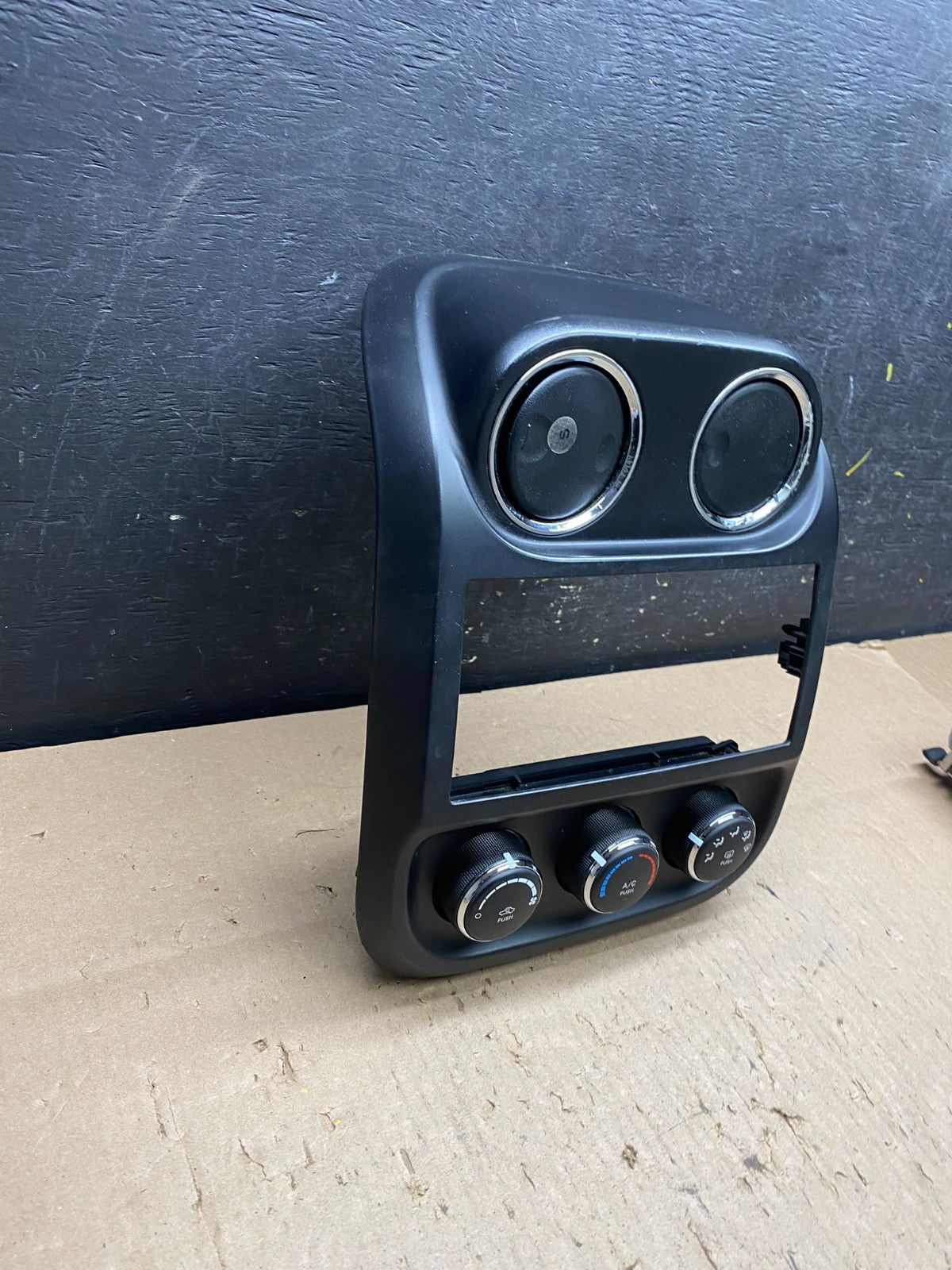2011 to 2017 Jeep Compass Dash Climate Temperature Control Radio Bezel T5782 DG2