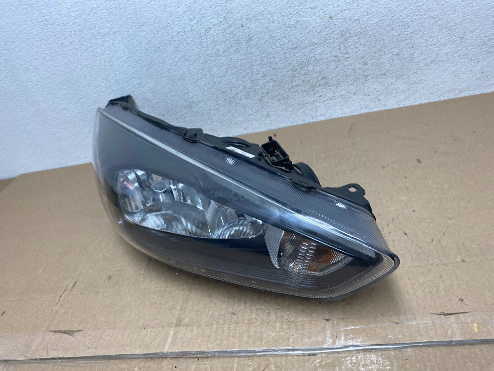 2015 to 2018 Ford Focus Right Passenger RH Side Black Headlight ae6892 DG1
