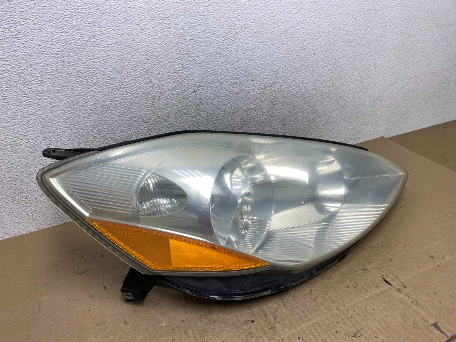 2006 to 2010 Toyota Sienna Right Passenger Rh Side Headlight Halogen AE6498 DW2