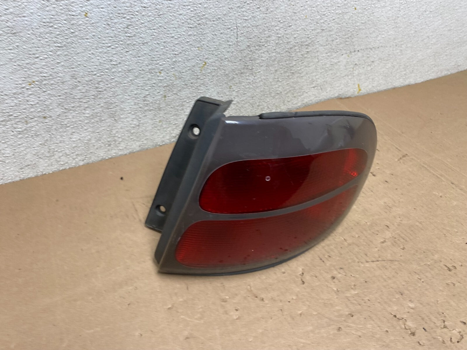 1998 to 1999 Ford Taurus Wagon Right Passenger RH Side Tail Light M2027 DG2
