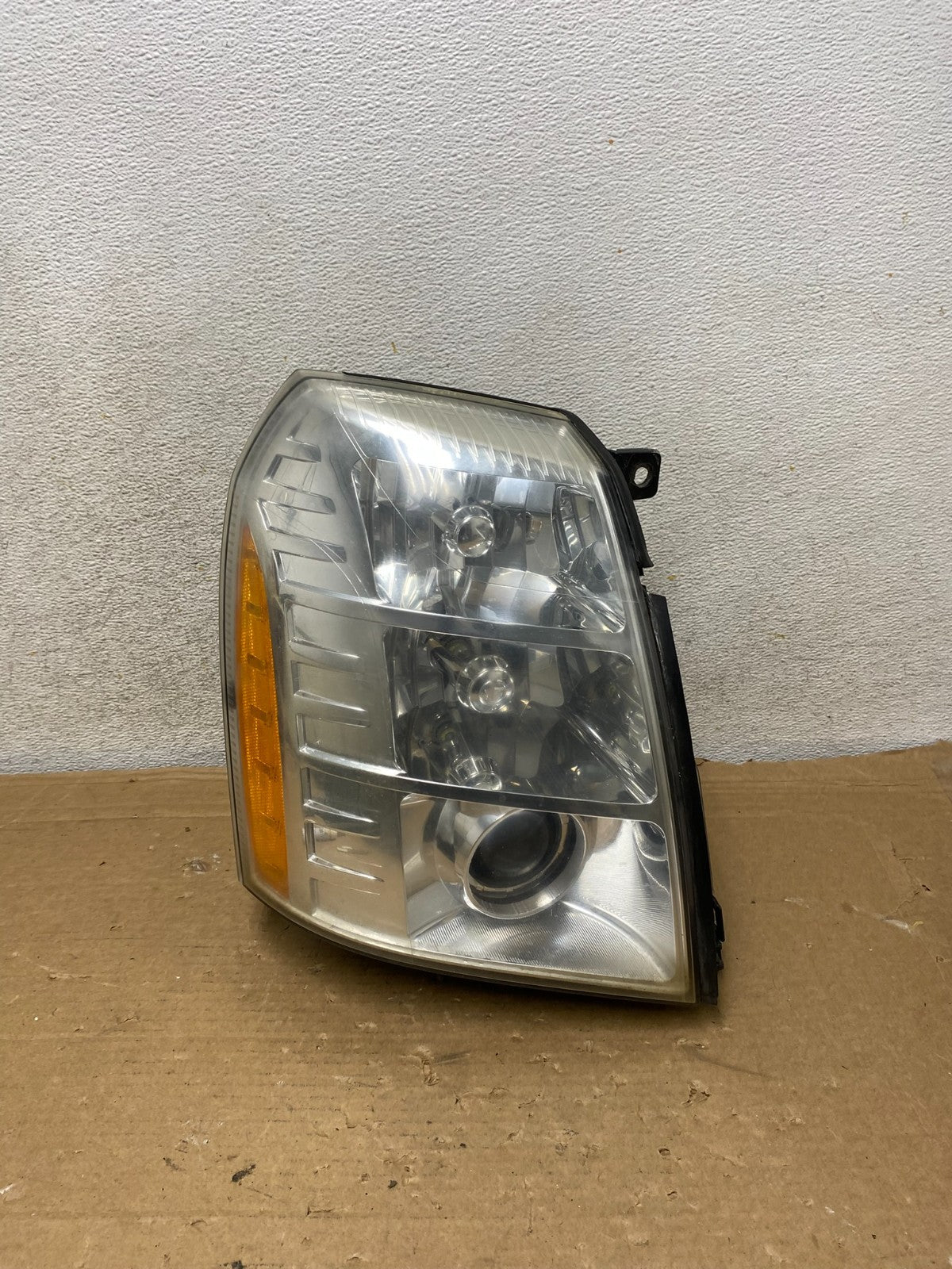 2007 - 2014 Cadillac Escalade Right Passenger Side Xenon HID Headlight AH8392 DW0