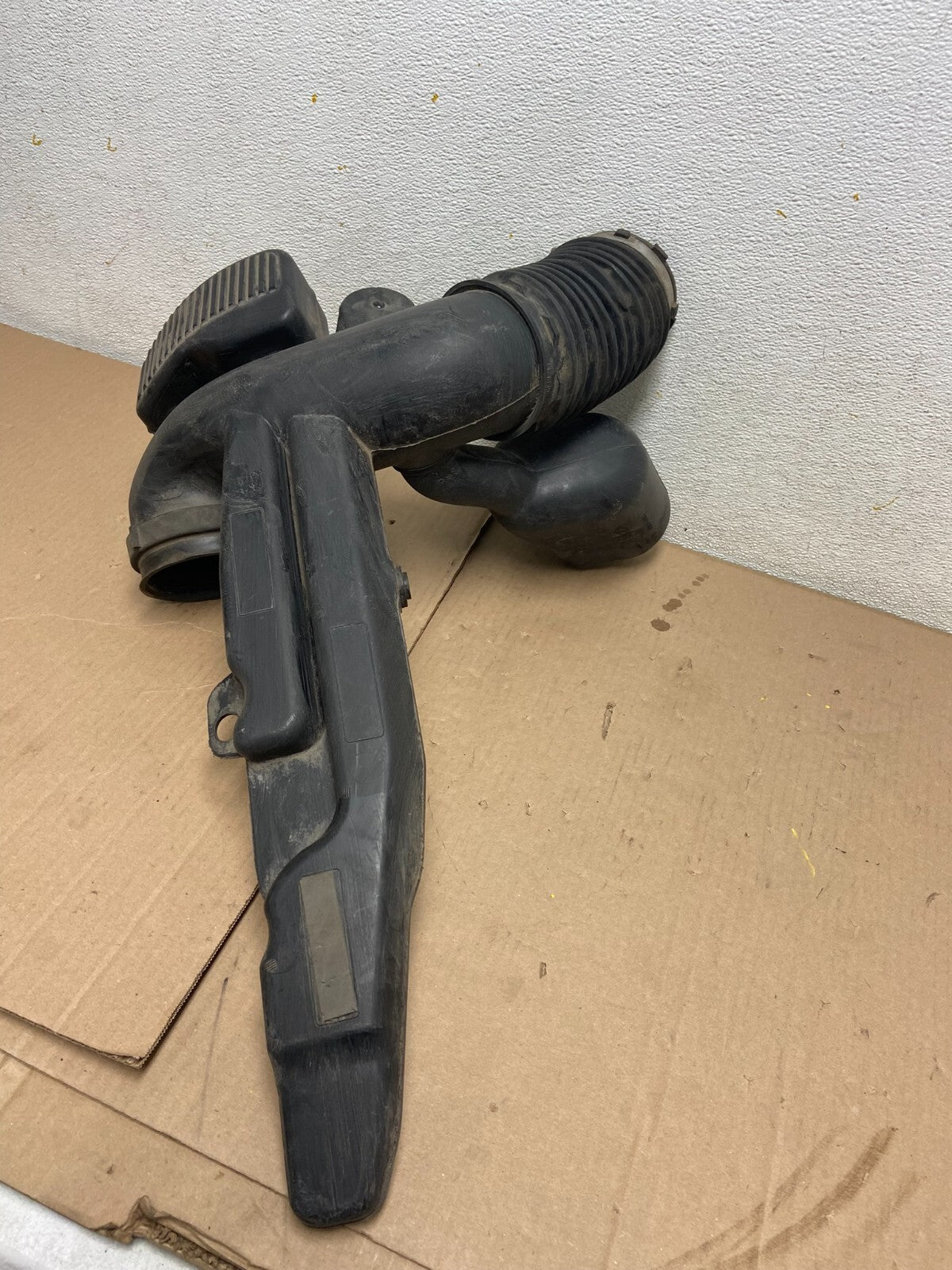 2009 to 2014 Cadillac Escalade Air Cleaner Filter Hose Duct D5880 OEM3