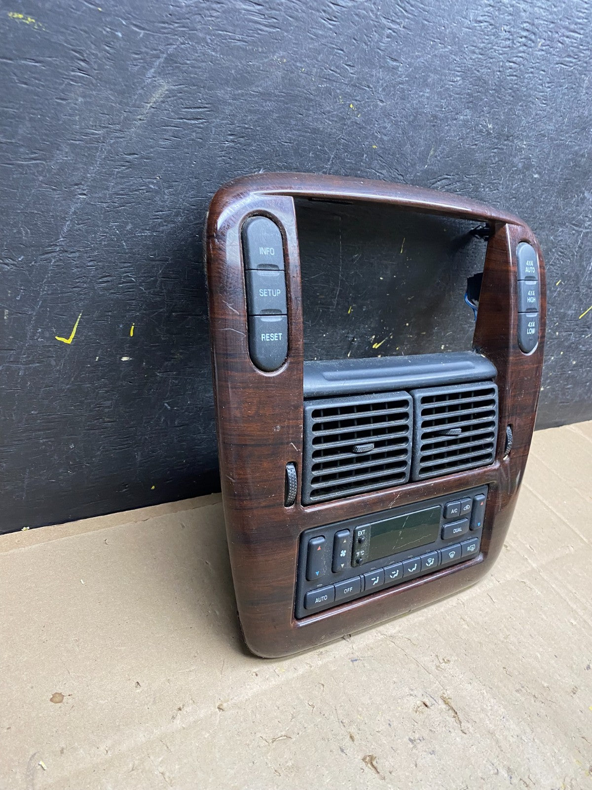 2002 to 2005 Ford Explorer Radio Dash Bezel Climate Control Air Vent u4804 DG1