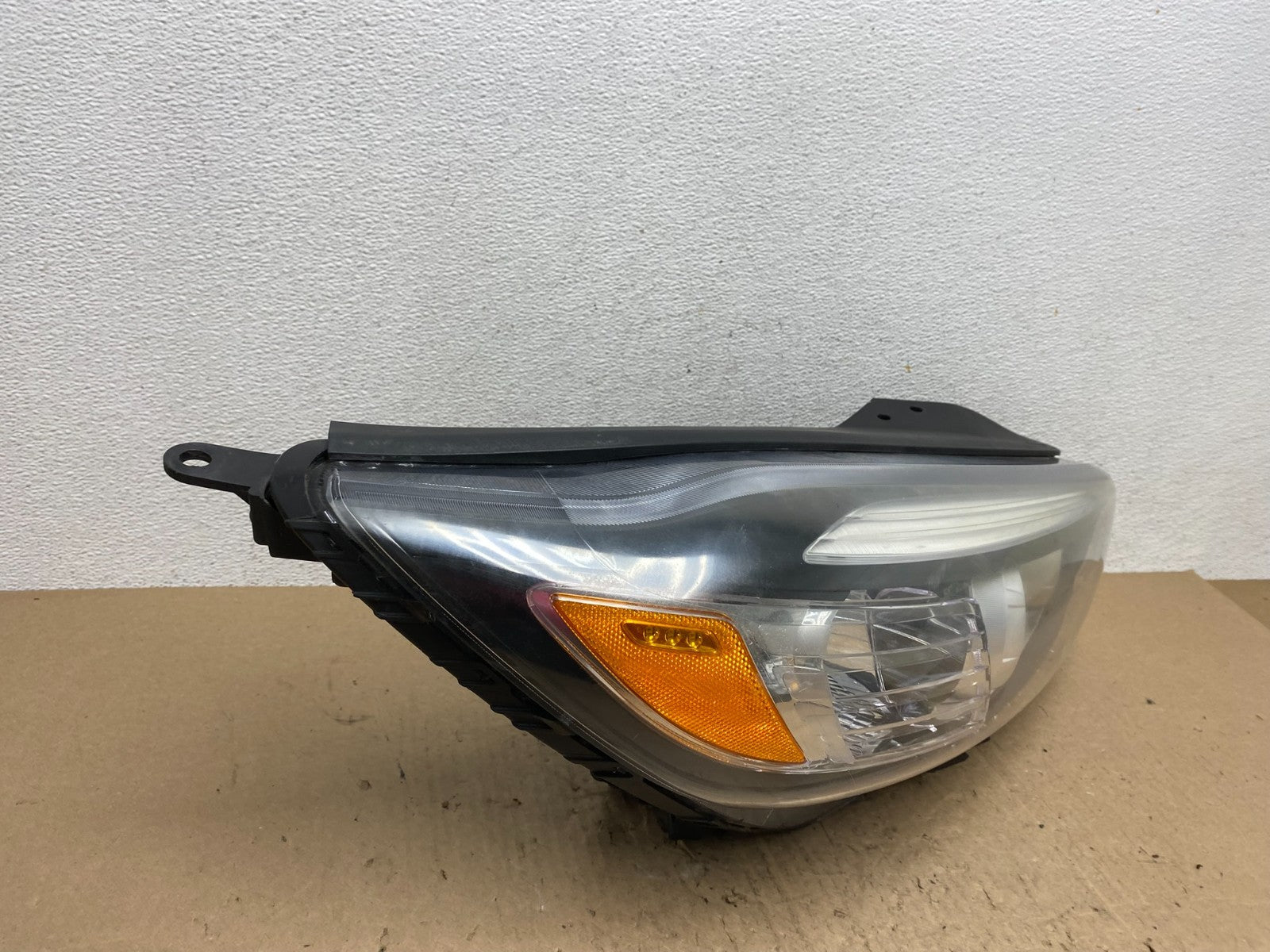 2016 to 2018 Kia Sorento Right Passenger RH Side Headlight Halogen AE6544 DW2