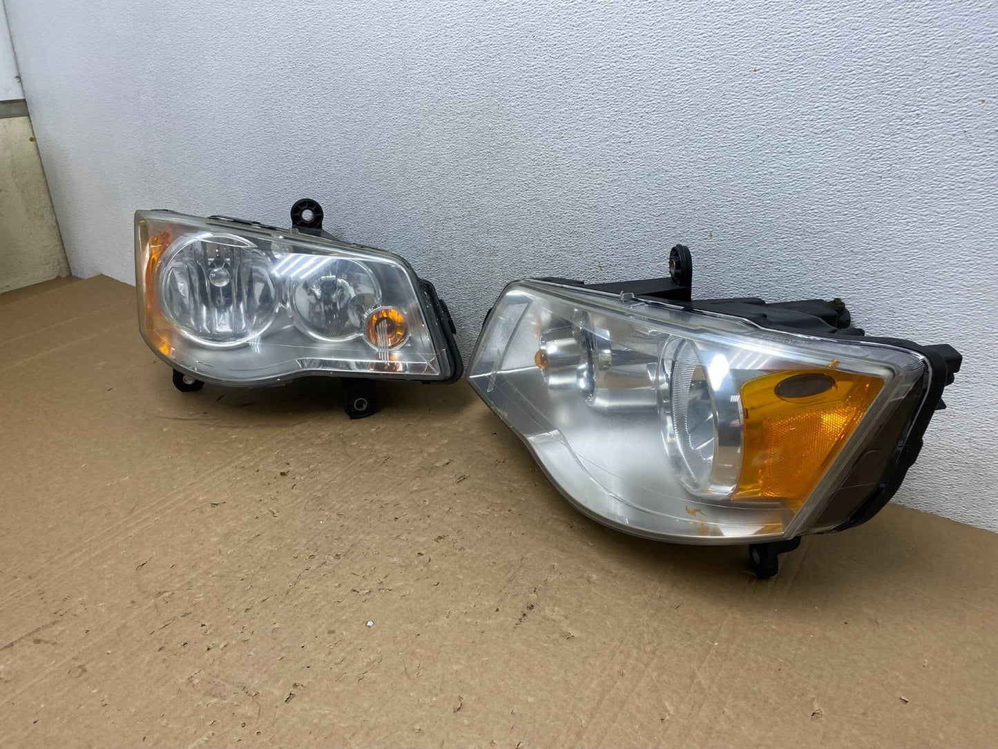 2008 to 2016 Chrysler Town and Country Left+Right Side Headlights AG1109 DW1