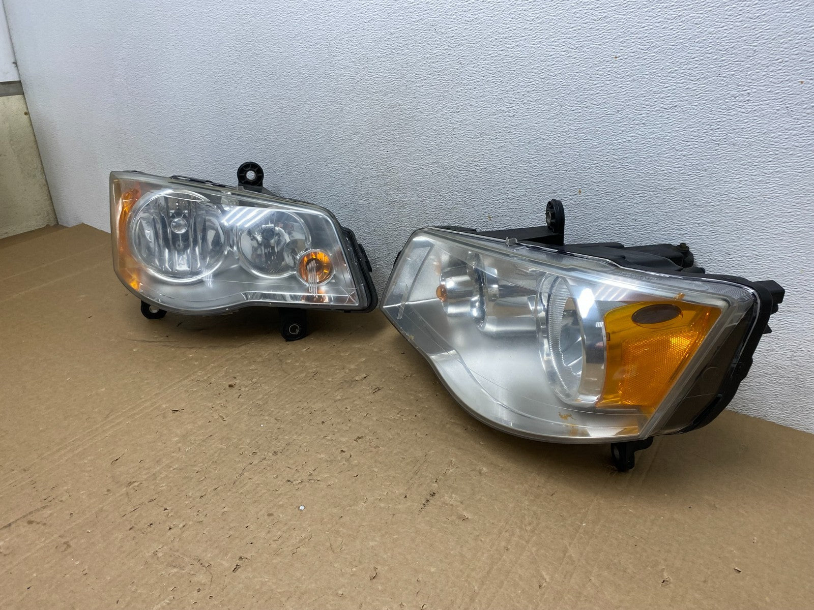 2008 to 2016 Chrysler Town and Country Left+Right Side Headlights AG1109 DW1