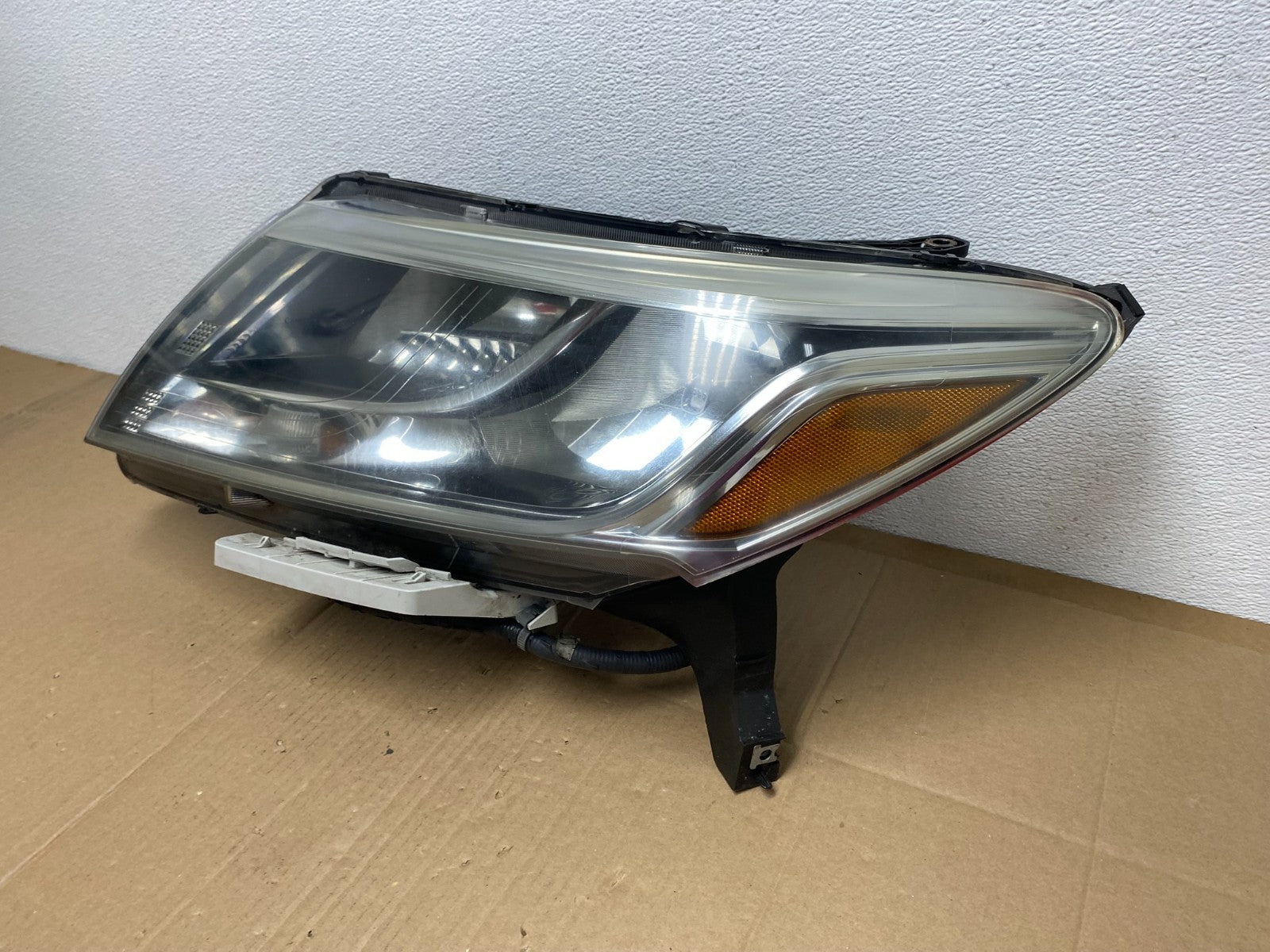 2013 to 2016 Nissan Pathfinder Left Driver LH Side Headlight Halogen OEM AB80981