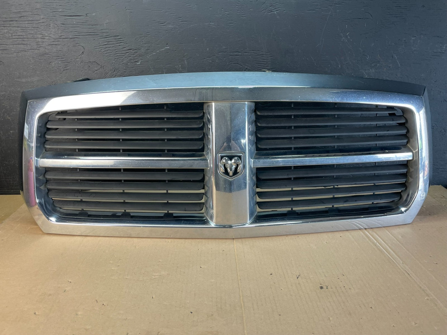 2004 to 2006 Dodge Durango Front Upper Chrome Grill Grille AD8411 DG0