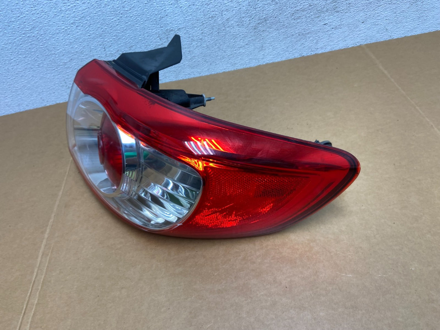 2010 to 2012 Hyundai Santa Fe Right Passenger RH Tail Light AD8877 DW1