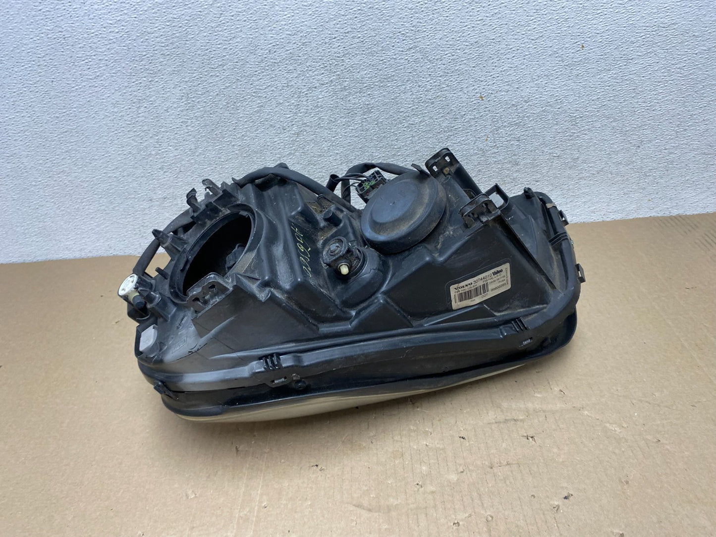 2003 to 2013 Volvo XC90 Right Passenger Rh Side Headlight Halogen AG6860 DW5