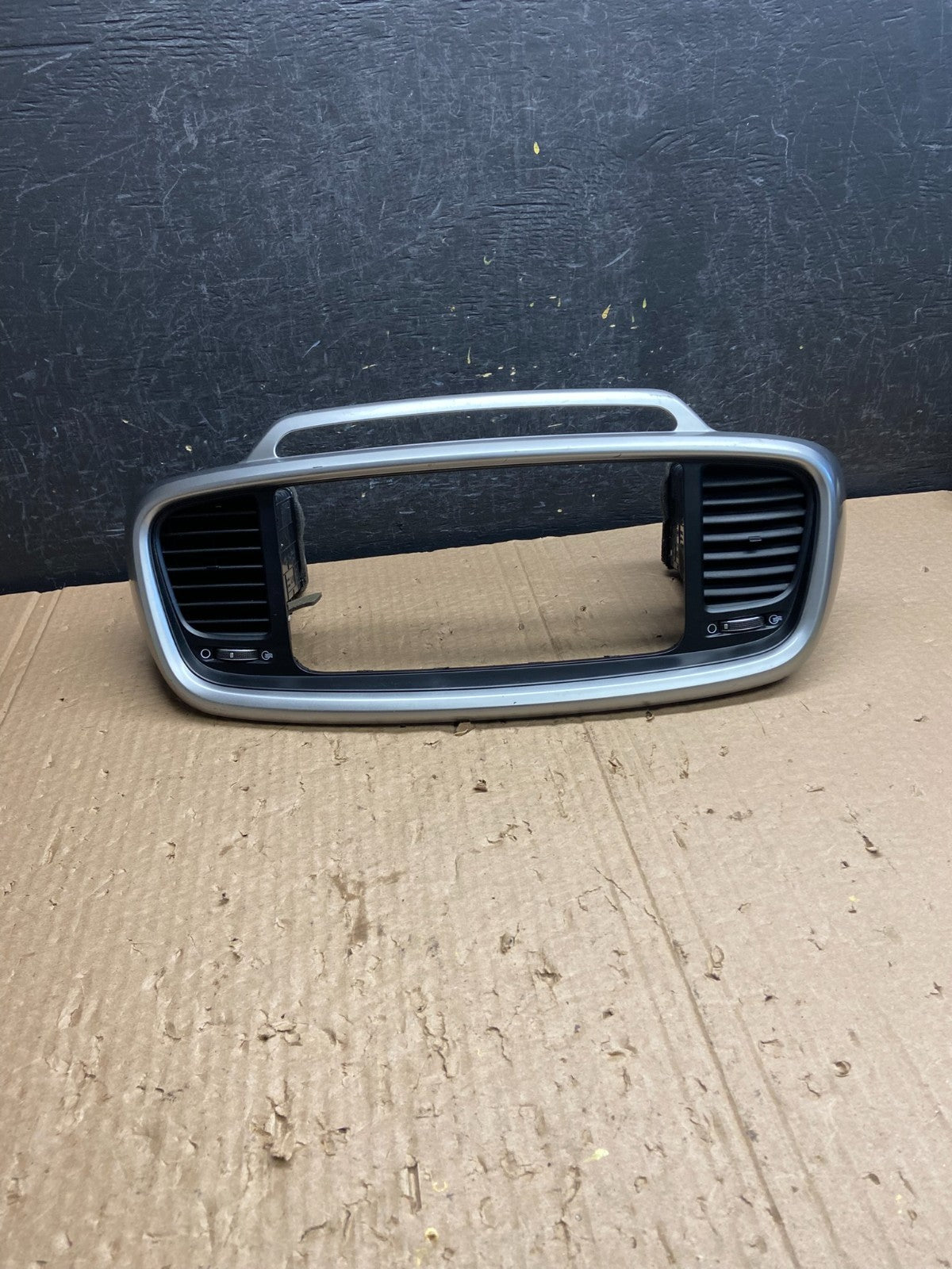 2016 - 2018 Kia Sorento Center Console Radio Air Vent Bezel Trim af6417 DG0
