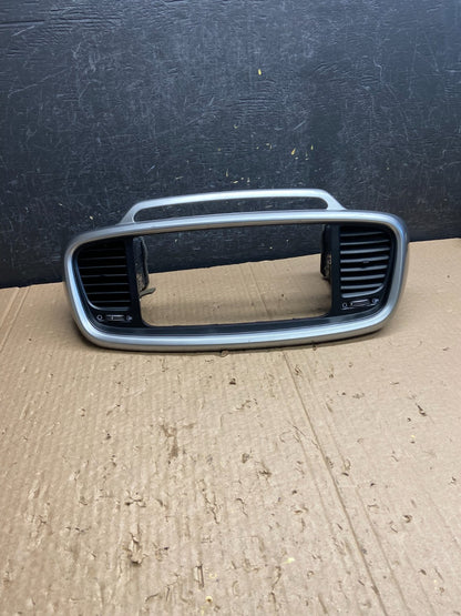 2016 - 2018 Kia Sorento Center Console Radio Air Vent Bezel Trim af6417 DG0