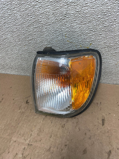1999-2004 Nissan Pathfinder Front Left Driver Turn Signal Oem Y3023 DW0