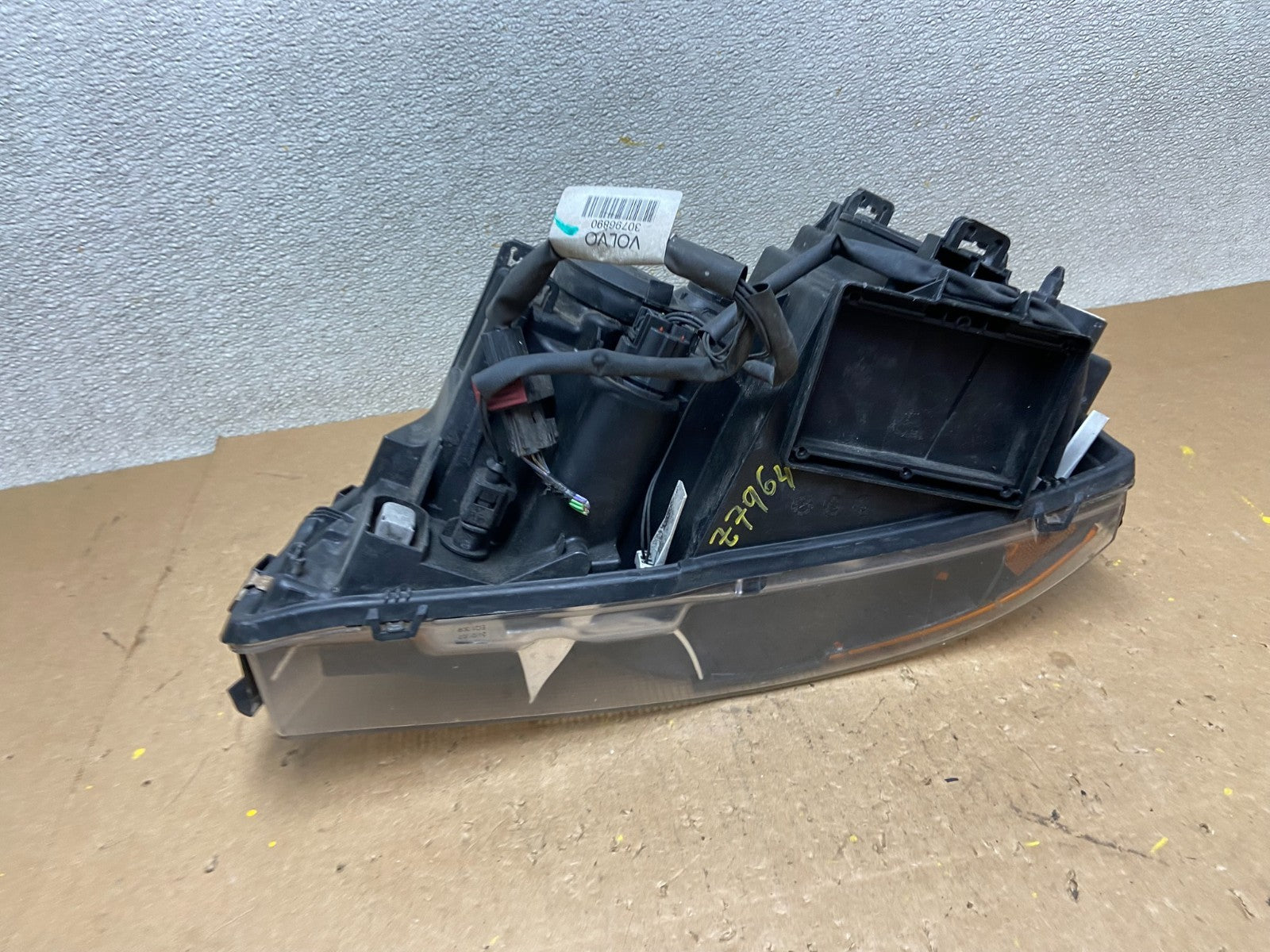 2003 to 2006 Volvo XC90 Right Passenger Rh Side Headlight Halogen Z7964 DW7