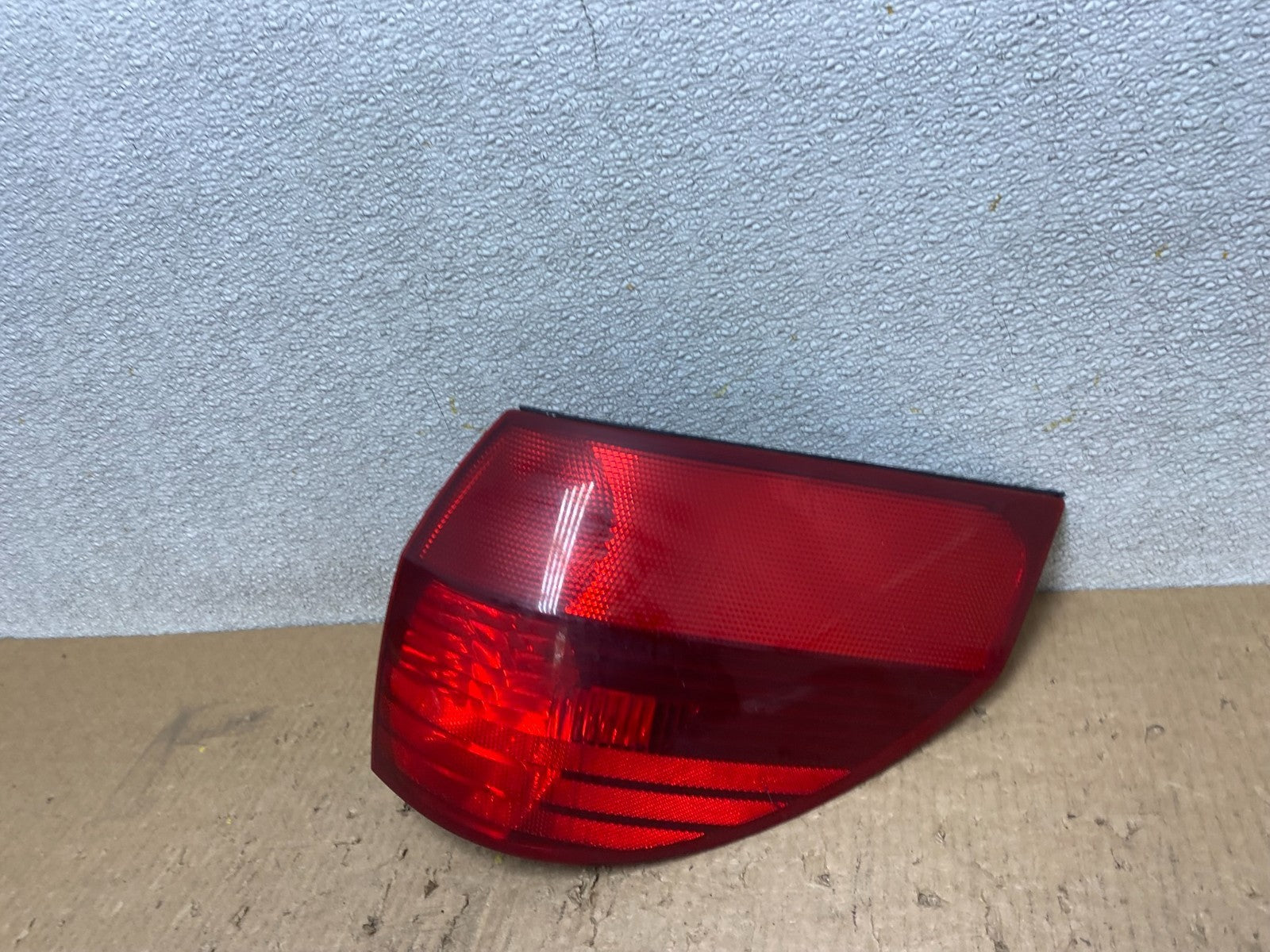2004-2005 Toyota Sienna Right Passenger Rh Side Tail Light W7472 DW1