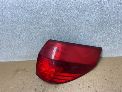 2004-2005 Toyota Sienna Right Passenger Rh Side Tail Light W7472 DW1