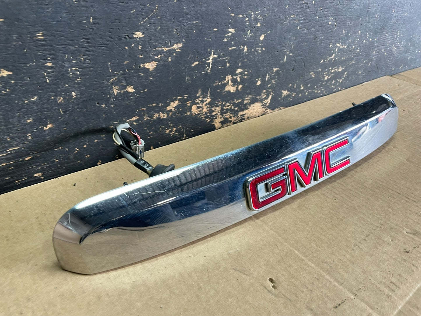 2007-2012 GMC Acadia Chrome Tailgate Rear Finish Molding Back W/Camera AA8954 DG1