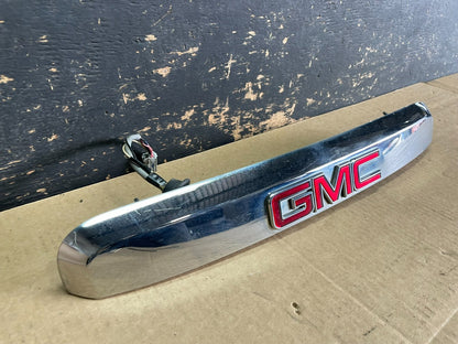 2007-2012 GMC Acadia Chrome Tailgate Rear Finish Molding Back W/Camera AA8954 DG1