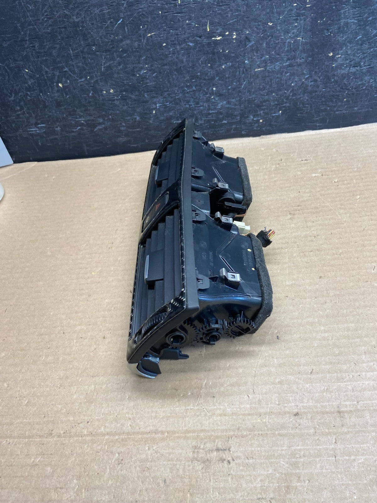 2010 to 2013 BMW X5 X6 Center Console Dash Air Vent AH1460 DG2