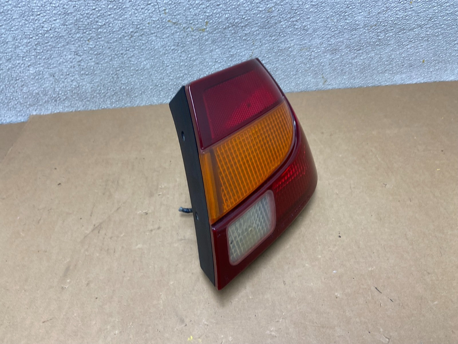 2000-2002 Saturn SL S-Series Right Passenger RH Side Tail Light OEM Z6651 DW2