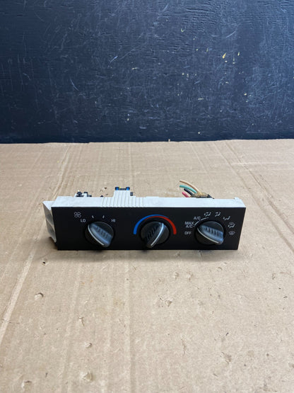 2001 - 2007 GMC Chevrolet Express 1500 Climate Control A/C AD7137 DG0