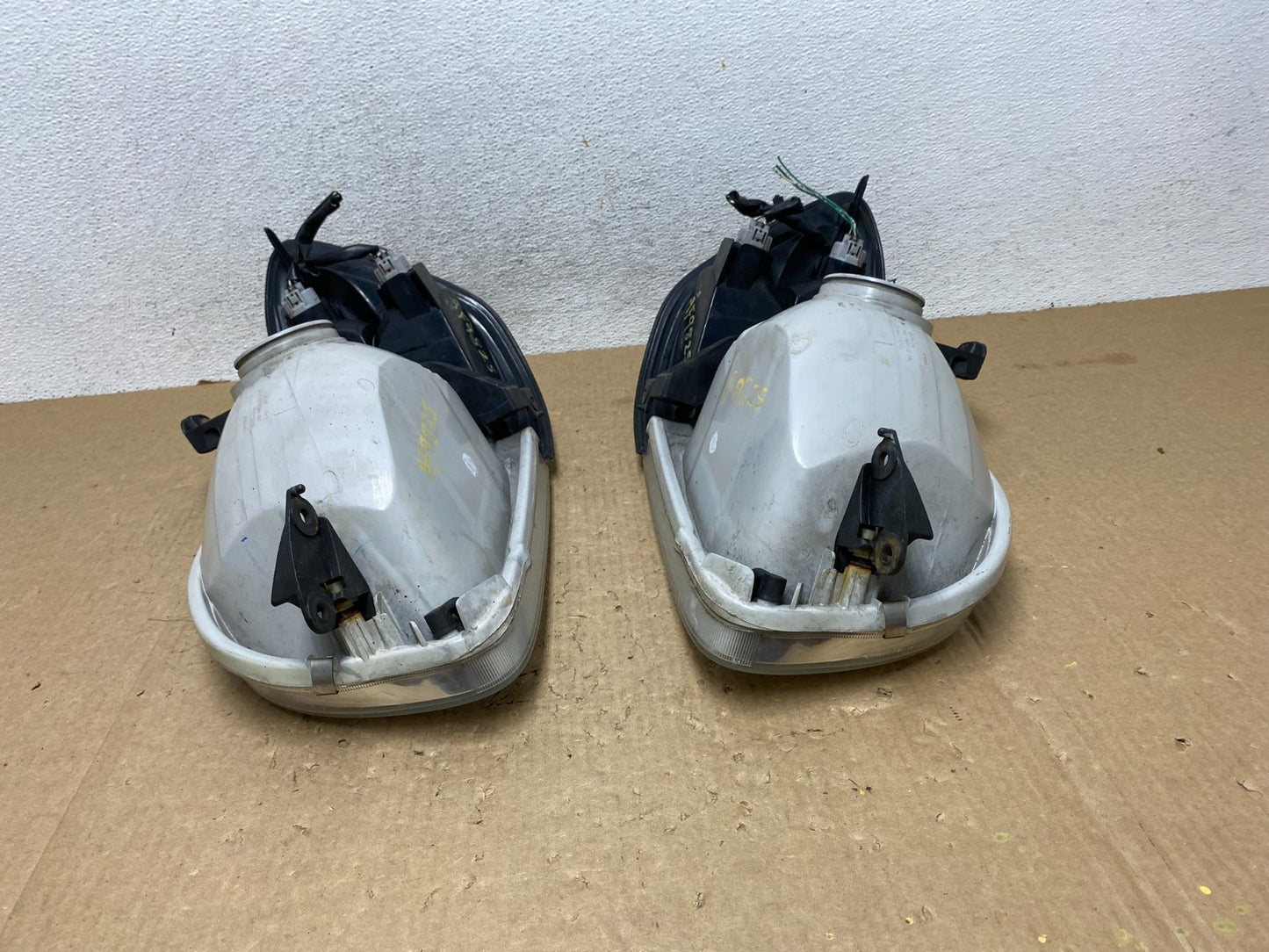 2001-2004 Toyota Sequoia Left+Right Side Halogen Headlights AF9825 DW10