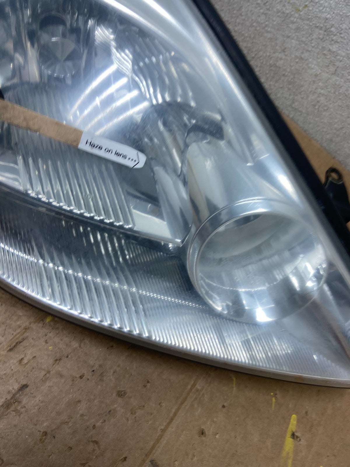 2004-2005 Toyota Sienna Right Passenger Halogen Headlight OEM AA1611 DW4
