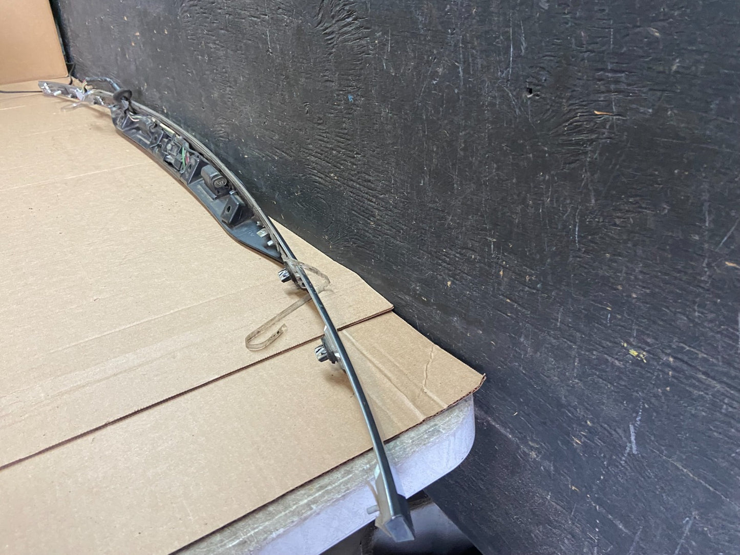 2011 to 2014 Ford Explorer Rear Tailgate Gate Trim Molding With Camera p3965 DG8