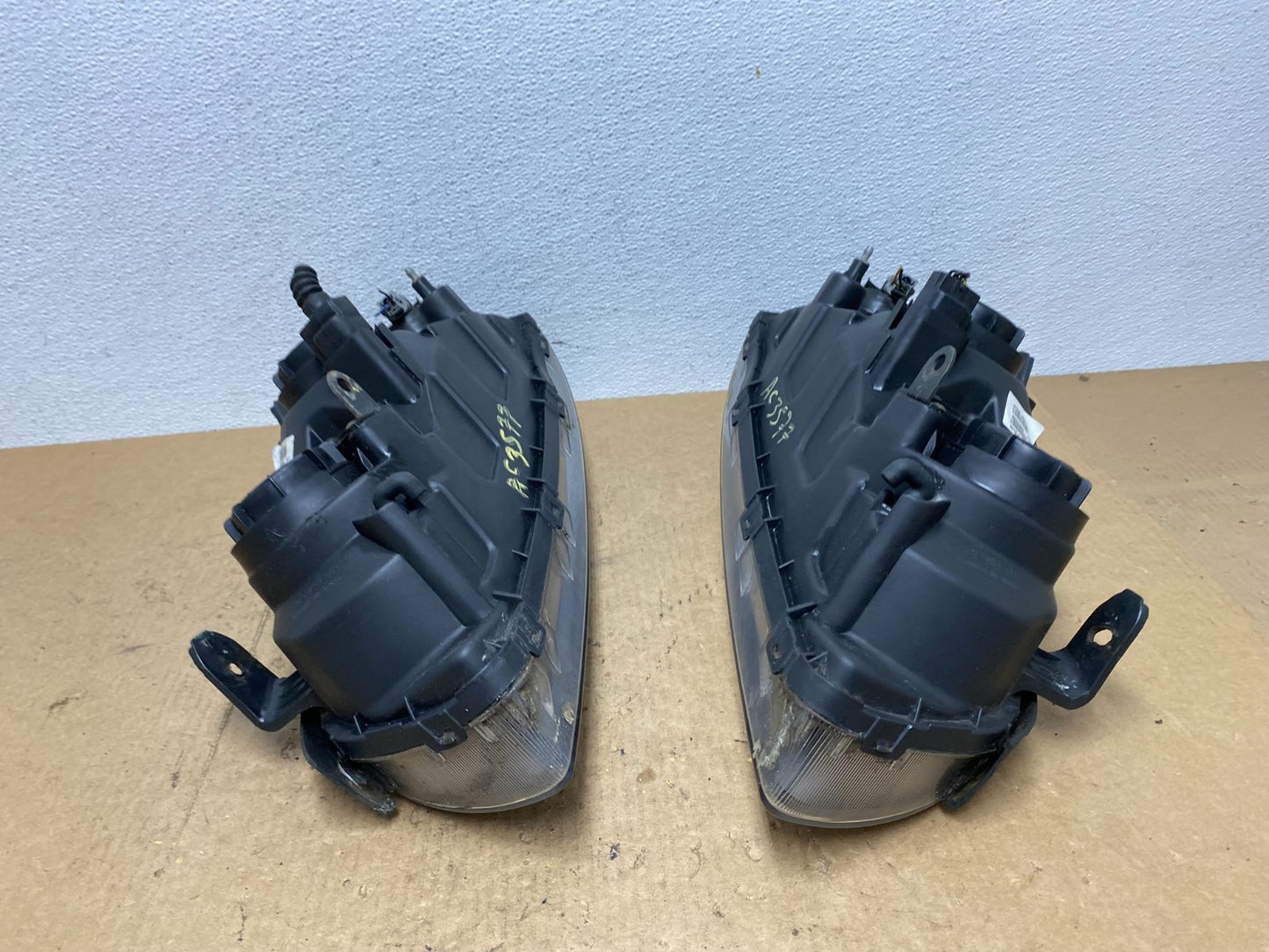 2004 to 2006 Hyundai Elantra Left+Right Set Halogen Headlights AC3577 DW10