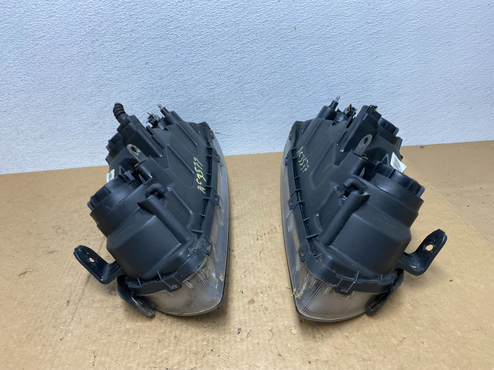 2004 to 2006 Hyundai Elantra Left+Right Set Halogen Headlights AC3577 DW10