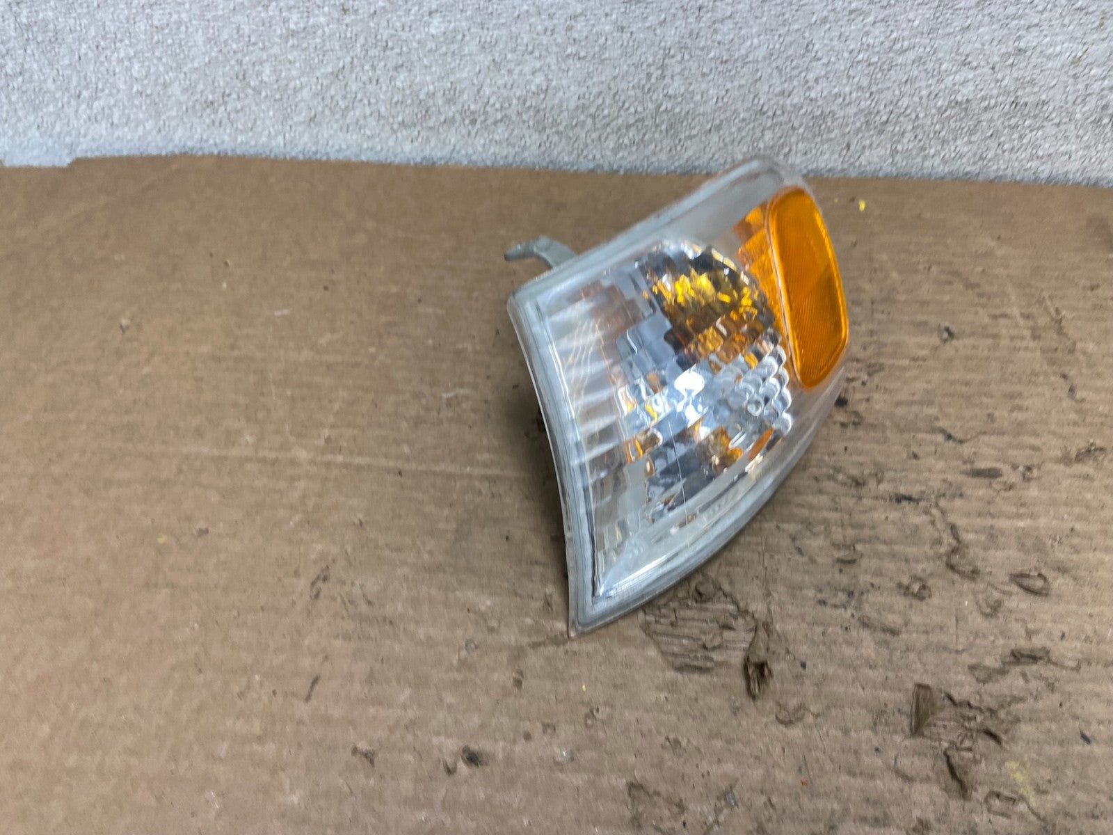 2000 to 2001 Toyota Corolla Left Driver Side Corner Marker Turn Signal Z3690 PS2