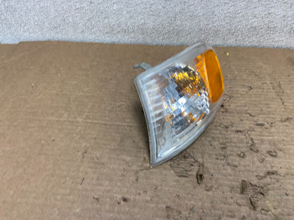 2000 to 2001 Toyota Corolla Left Driver Side Corner Marker Turn Signal Z3690 PS2