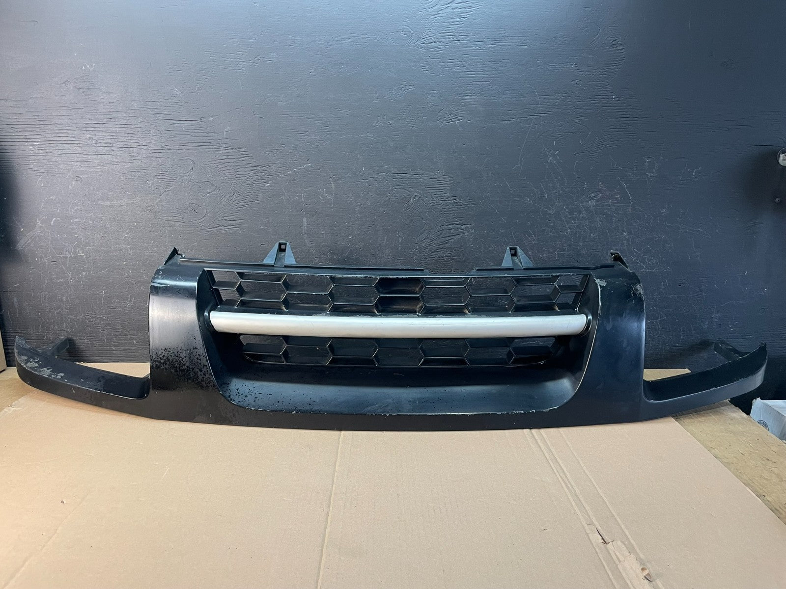 2002 to 2004 Nissan Xterra Front Upper Grill Grille AD8324 DG0