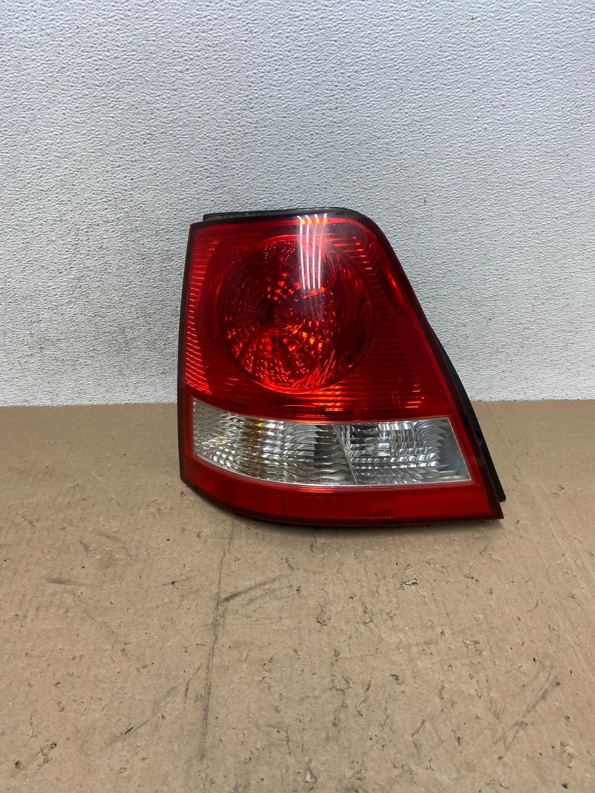 2003 to 2006 Kia Sorento Left Driver Side Tail Light AG5401 LK0