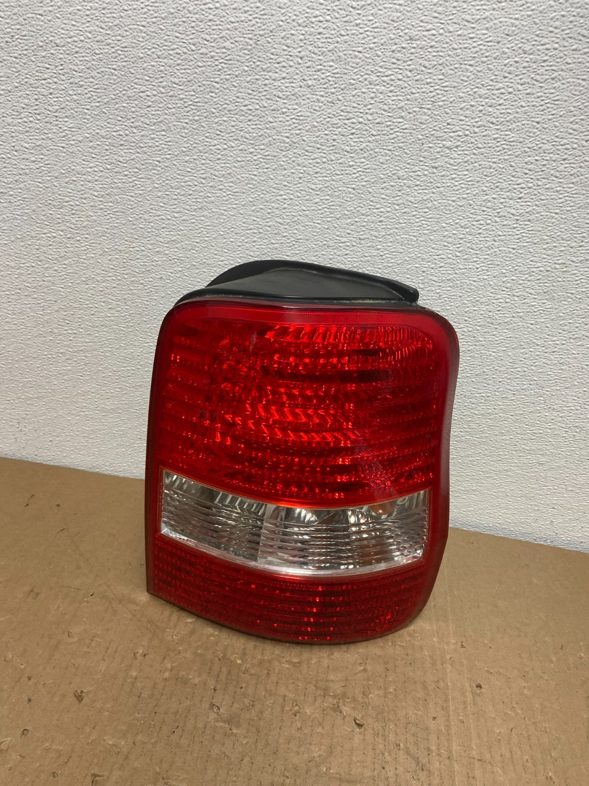 2003 2004 2005 Kia Sedona Right Passenger RH Side Tail Light OEM AB6609 DW0