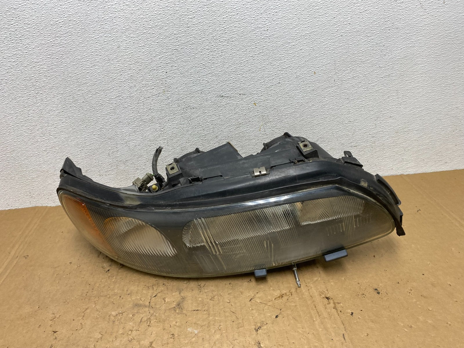 2001 2002 2003 2004 Volvo V70 XC70 Right Passenger Rh Headlight AD3755 DW0