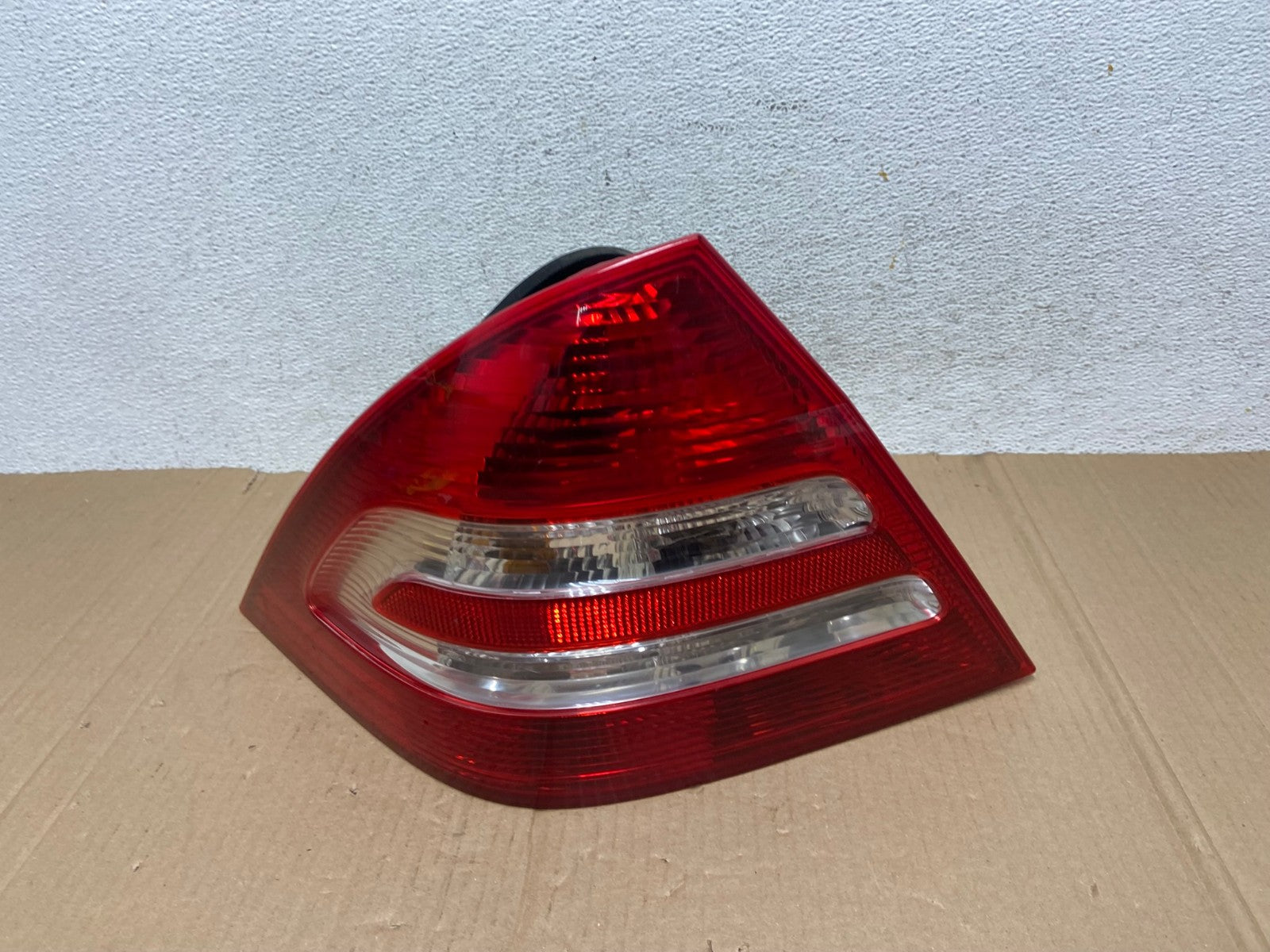 2005-2007 Mercedes-Benz C230 C240 W203 C-Class Left Driver Tail Light AE8928 LK0