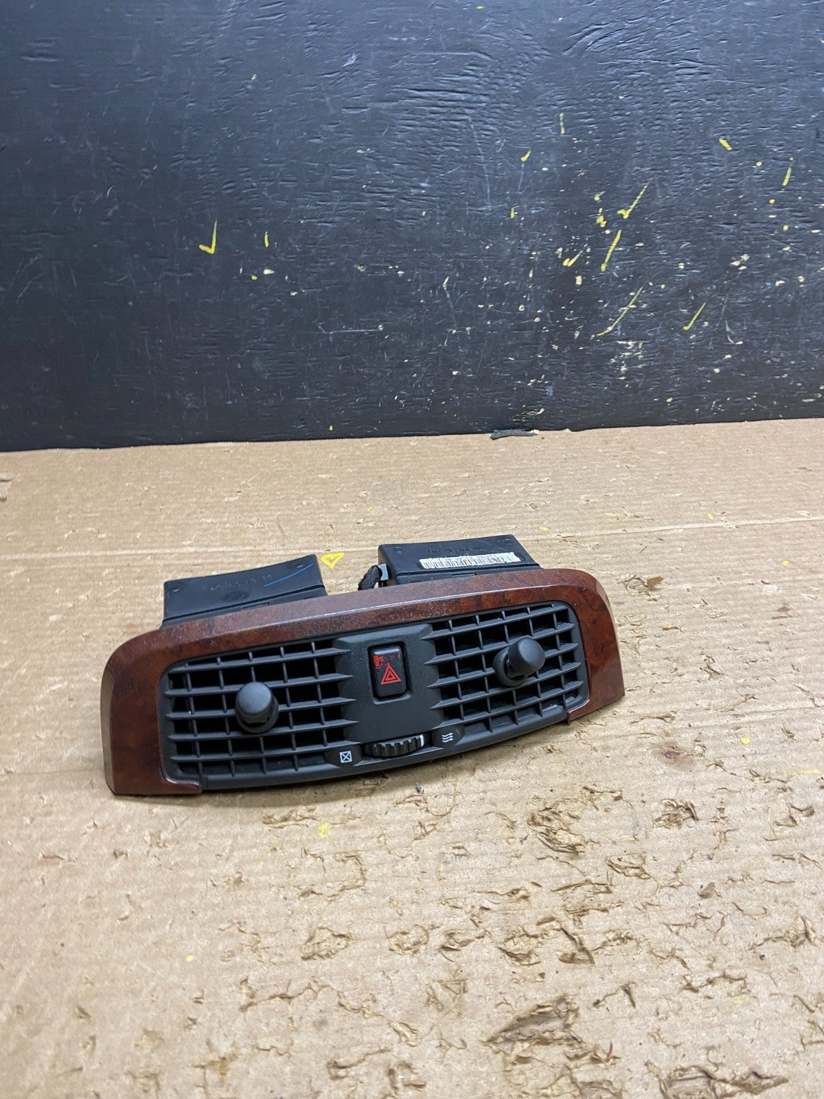 2004 to 2009 Cadillac SRX Front Center Dash A/C Air Vent w3374 DG0