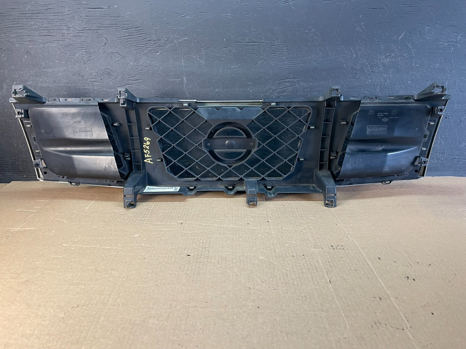 2004 to 2007 Nissan Titan Armada Front Upper Grill Grille AF5269 DW3