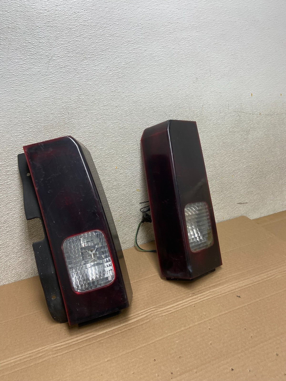 2006 to 2008 Hummer H3 Left+Right Side Tail Lights OEM AB0962 DW2