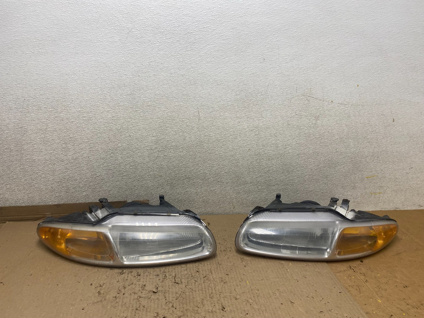 1996-2000 Chrysler Sebring Left+Right Side Halogen Headlights U2411 DW0