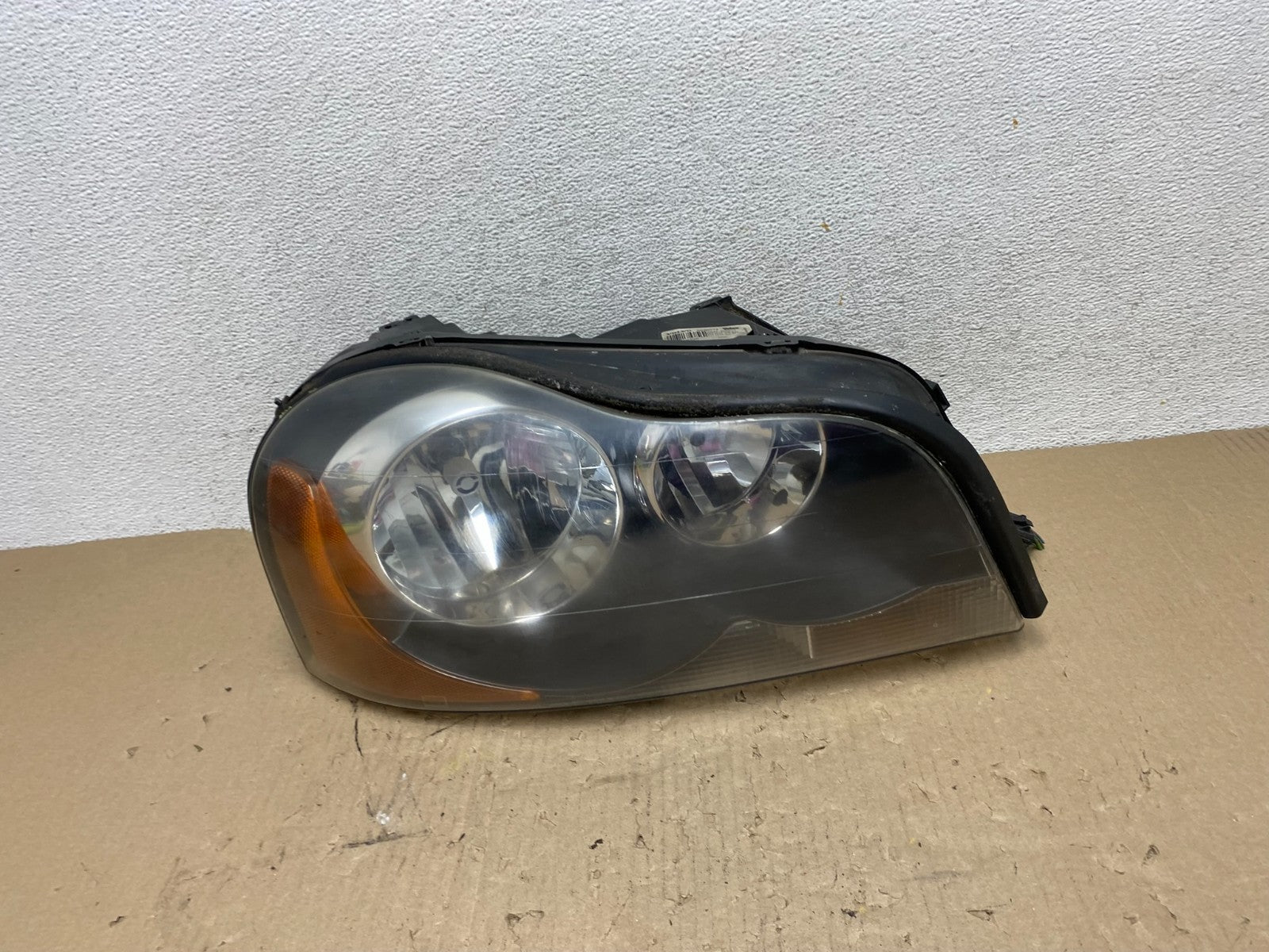 2003 to 2013 Volvo XC90 Right Passenger Rh Side Headlight Halogen AG7002 DW0