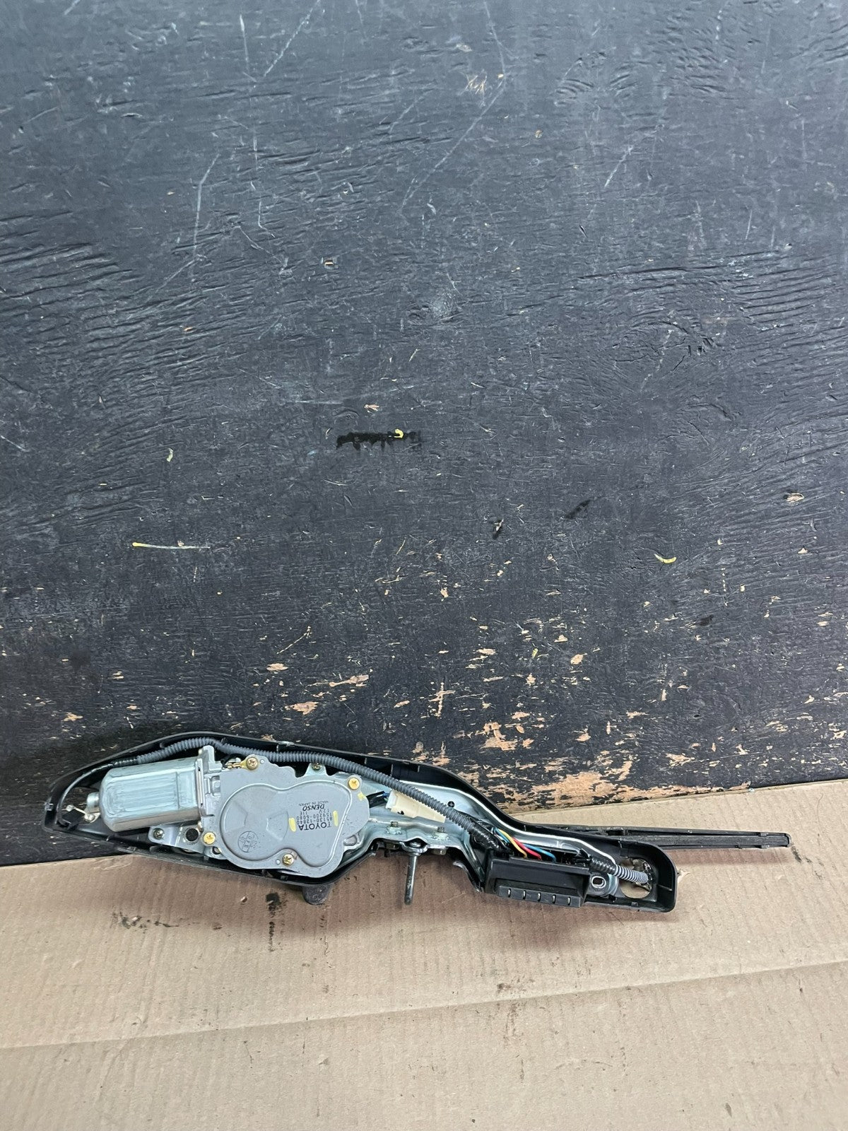 2003 to 2008 Pontiac Vibe Rear Wiper Windshield Motor OEM Z8404 DG4