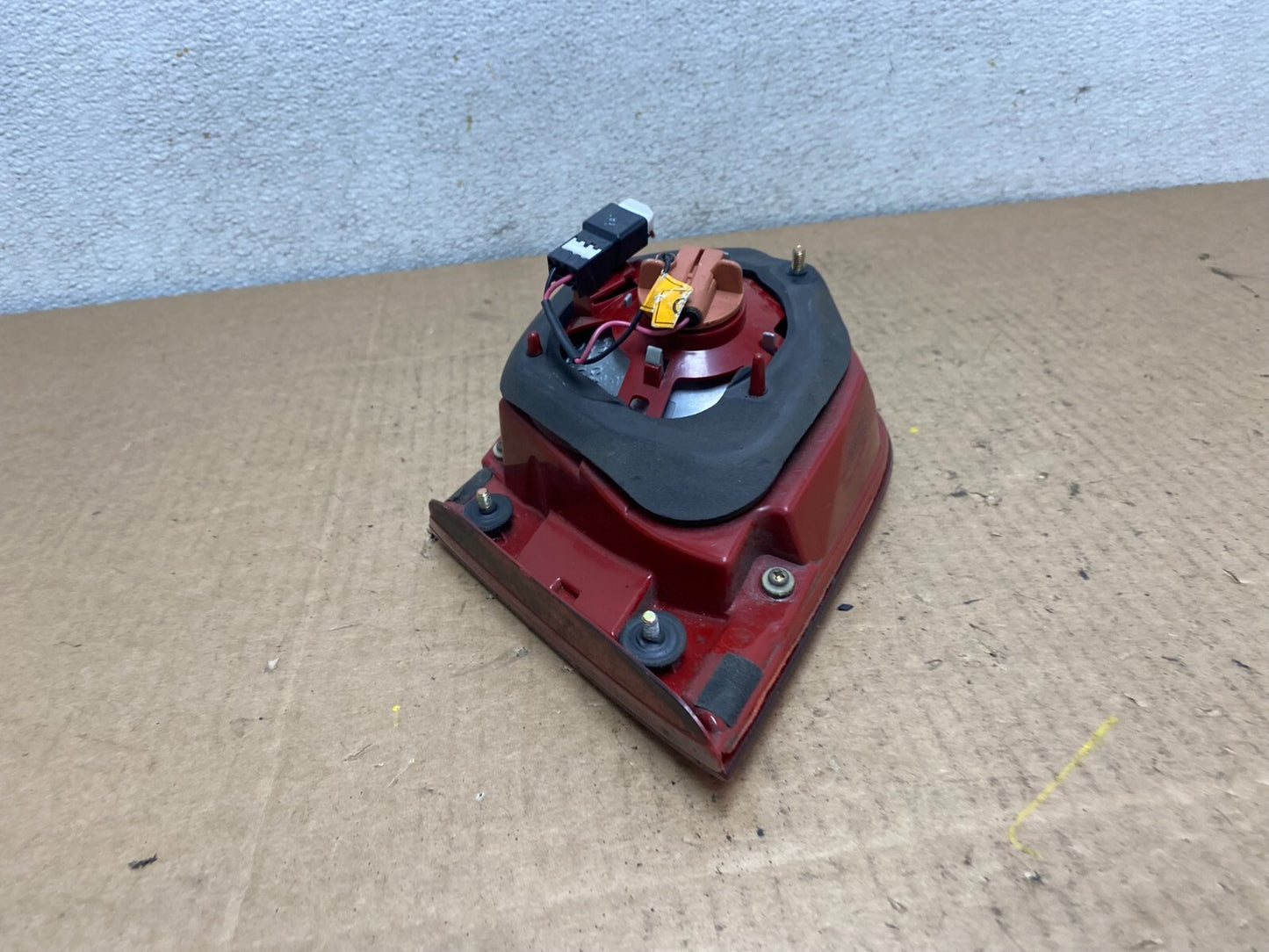 2004-2006 Kia Amanti Left LH Side Tail Light inner OEM L8304 DW4