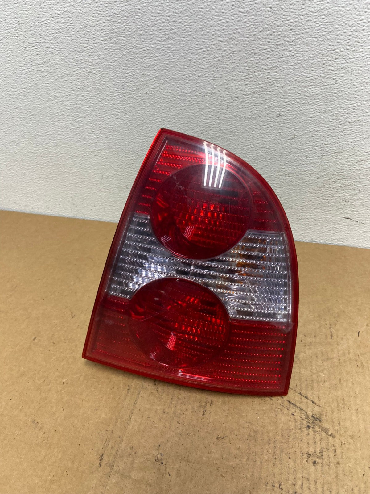 2001 to 2005 Volkswagen Passat Right RH Side Tail Light AC2983 LK0