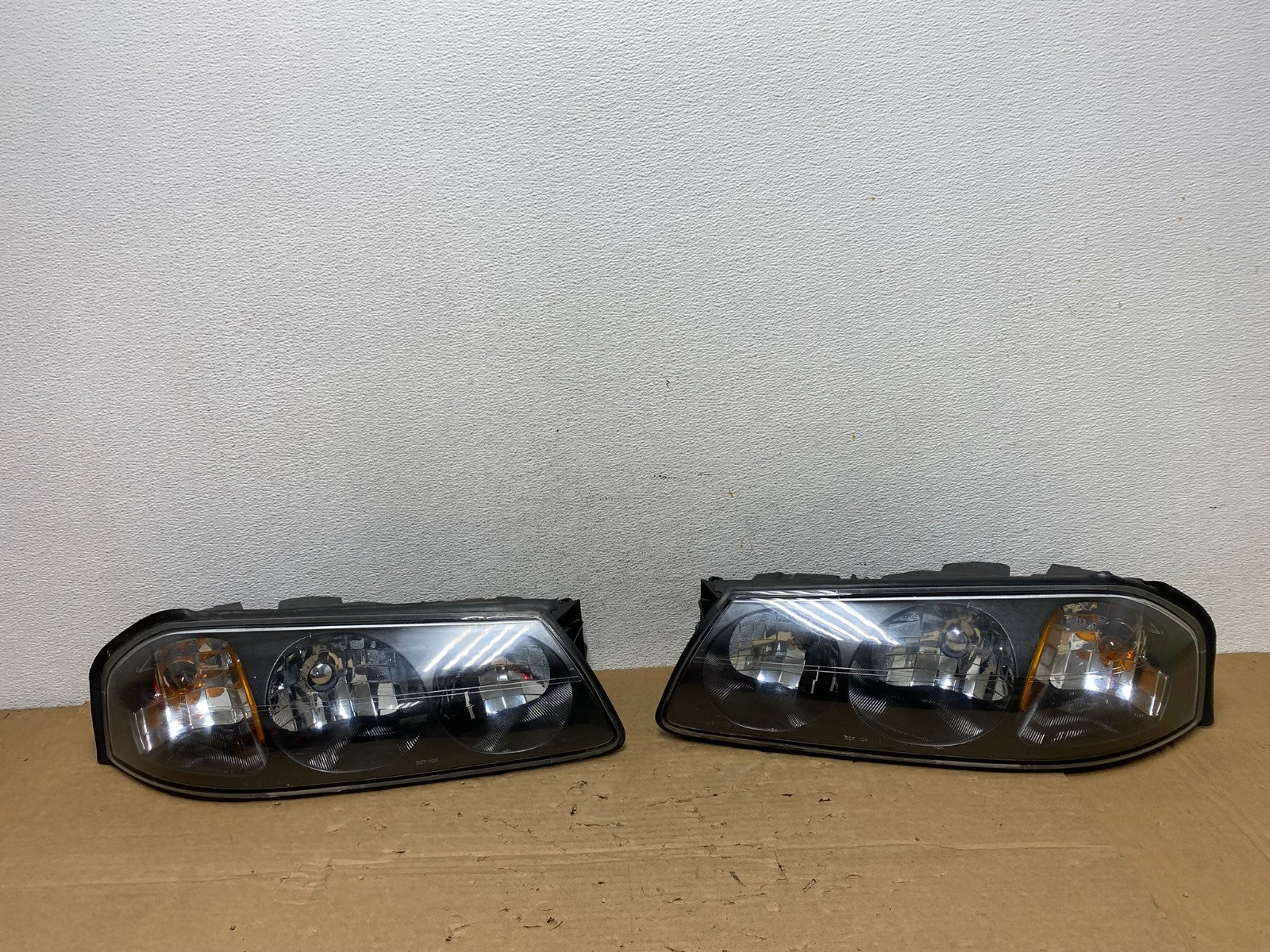 2000 to 2005 Chevrolet Impala Left+Right Set Headlights AD4058 DW0