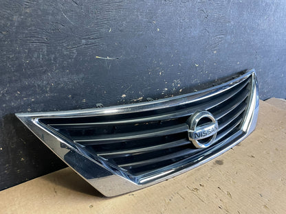 2012 to 2014 Nissan Versa Sedan Front Upper Grill Grille Y9699 DG1