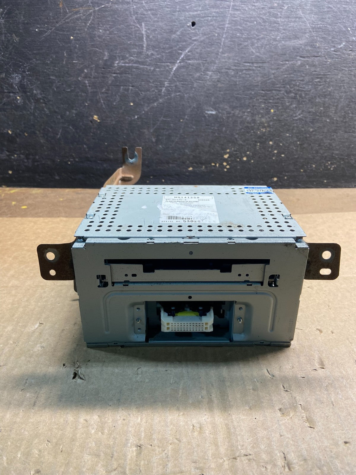 2004 2005 Mitsubishi Endeavor AM/FM/CD/MP3 Radio Head Unit Receiver Y7453 DG0