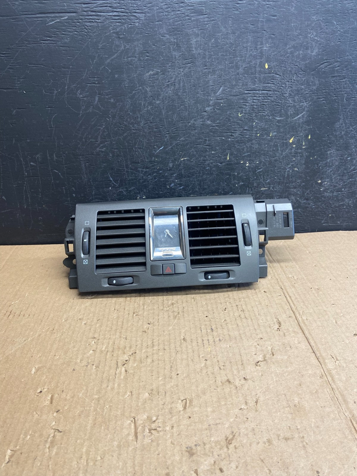 2006 to 2011 Cadillac DTS Dash Center Air Vent Heater Bezel AE3858 DG0